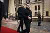 Volodymyr Zelenskyj går på rød løper utenfor Stortinget, fulgt av sikkerhetspersonell.