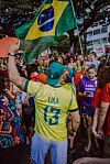 Folkemengde med brasilianske flagg og personer i klær med Lula-påskrifter.