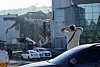 Beboer ser på redningsmannskaper ved et ødelagt kjøpesenter i Kryvyi Rih etter et russisk droneangrep.